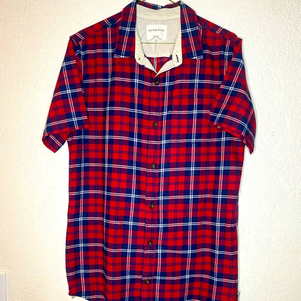 On the Byas men’s short sleeve button